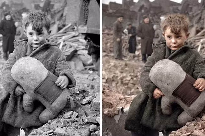 Một cậu bé ngồi bên ngoài ngôi nhà của mình, bị máy bay Đức ném bom phá hủy. Bức ảnh gốc chụp năm 1945.