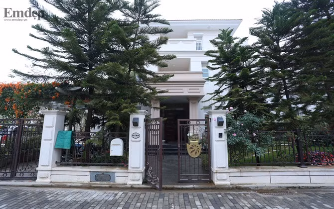 Với tổng diện tích khoảng 330m2, biệt thự trắng là chốn đi về sau những bộn bề cuộc sống của gia đình bốn người.