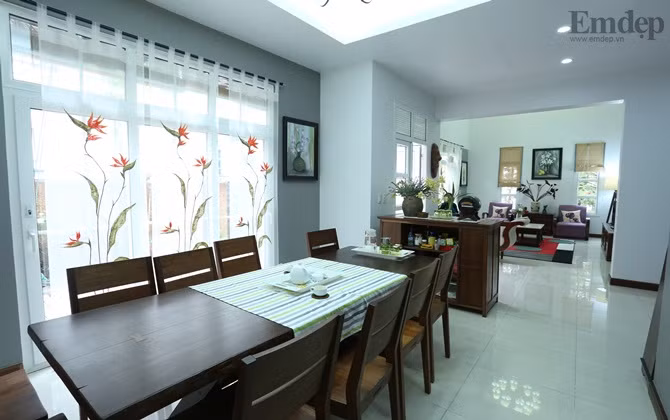 Giữa các phòng chức năng không có vách ngăn, giúp không gian trong nhà rộng thoáng hơn rất nhiều.