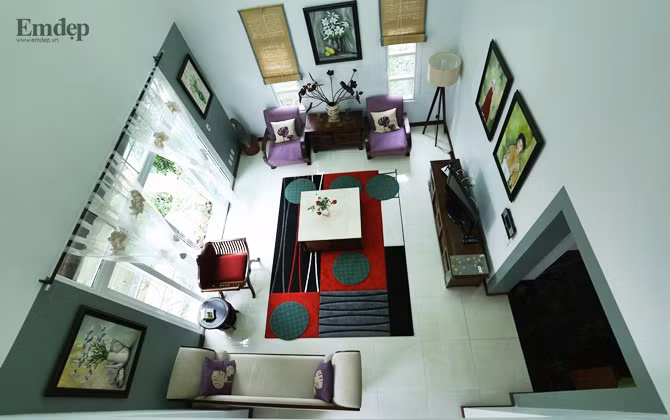 Phòng khách rộng 20m2 là không gian sinh hoạt chung của cả nhà, cũng là nơi tiếp khách nên được gia chủ chau chuốt hơn các phòng chức năng khác.