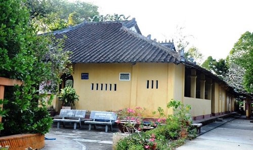 Một góc đình Phú Tự nơi có cây di sản Bạch mai.