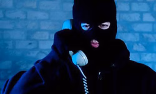 Ha Noi: Nguoi phu nu mat 2 ty sau cuoc dien thoai