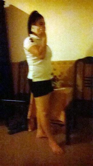 Nhân viên “năn nỉ” khách làm tình.