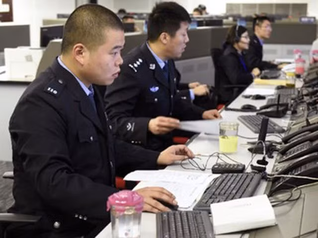 Het giay ve sinh...goi duong day nong canh sat cau giup