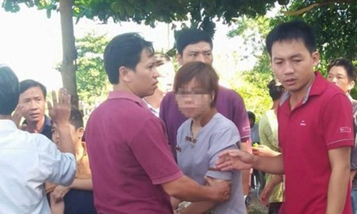 Len lut vao chua ban dem nguoi phu nu bi dan quay cua