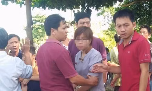 Len lut vao chua ban dem nguoi phu nu bi dan quay cua