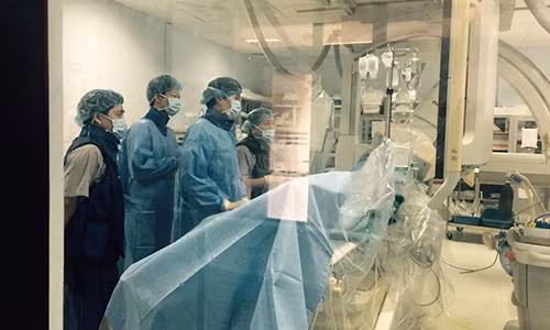 Cuu song benh nhan vo dong mach chu bung sap ngung tim