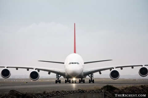 Airbus A380 - 500 triệu USD. Hoàng thân giàu nhất Trung Đông, Alwaleed bin Talal là một trong những đại gia sở hữu Airbus A380. Số lượng hành khách tối đa mà Airbus A380 có thể chở được là khoảng 800 người. Tuy nhiên, các vị đại gia luôn cải tạo để có thể biến máy bay thành biệt thự riêng trên không.