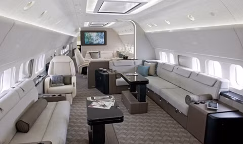 Boeing 737 Business Jet - 80 triệu USD. Thường thì để mua một chiếc máy bay này trên thị trường, các đại gia sẽ bỏ ra khoảng 55 triệu USD. Tuy nhiên, hầu hết mọi người đều bỏ ra thêm khoảng 25 triệu USD để cải tạo, biến chuyên cơ này thành một chuyên cơ trong mơ - hoàn hảo cho các hành trình dài với khả năng vận hành bền bỉ cùng các tiện nghi xa xỉ.
