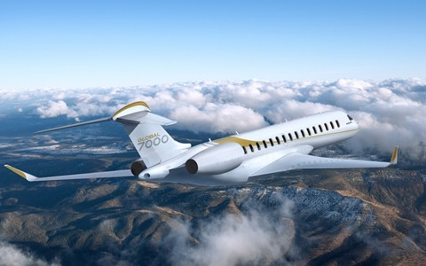 Bombardier Global 7000 - 72 triệu USD. "Khách sạn 5 sao" trên không là những gì người ta nhắc đến về chiếc Bombardier Global 7000 trị giá hơn 72 triệu USD. Phần khoang chứa được chia thành các phòng nhỏ sang trọng. Ngoài ra, cửa sổ của máy bay cũng thuộc dạng "khủng", cho phép chiêm ngưỡng cảnh đẹp bên ngoài.