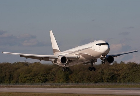 Boeing 767 33A - 83,6 triệu USD. Đây là chiếc chuyên cơ nổi tiếng mà tỷ phú người Nga, Roman Abramovich đang sở hữu. Ông mua nó với giá gần 84 triệu USD và sử dụng như một biệt thự trên không của riêng mình. Chuyên cơ này có sức chứa lên tới 30 người và có thể thoải mái tiệc tùng.