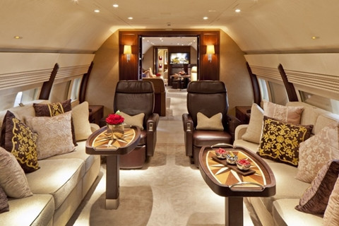 Boeing Business Jet 2 - 73 triệu USD. Văn phòng, phòng tắm xa xỉ, phòng ngủ thoải mái, bếp ăn và các dịch vụ giải trí chuẩn đại gia là những gì người ta có thể nhớ về chuyên cơ xa xỉ này.