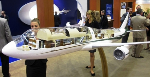 Boeing 747-8 VIP - 358 triệu USD. 9200 dặm là khoảng cách mà Boeing 747-8 VIP có thể bay liên tục. Ngoài ra, vận tốc của nó có thể đạt tới mức hơn 1.000km/h.