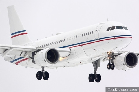 Airbus A319 ACJ - 77 triệu USD. Khó có thể tưởng tượng được sự rộng rãi của chiếc máy bay này. Đơn giản là cabin dài tới hơn 25m, khoảng trống rộng rãi và sức chứa lên tới 18 hành khách. Đương nhiên là phần khoang chứa được chia thành các phòng ngủ, phòng tắm, phòng khách sang trọng và xa xỉ.