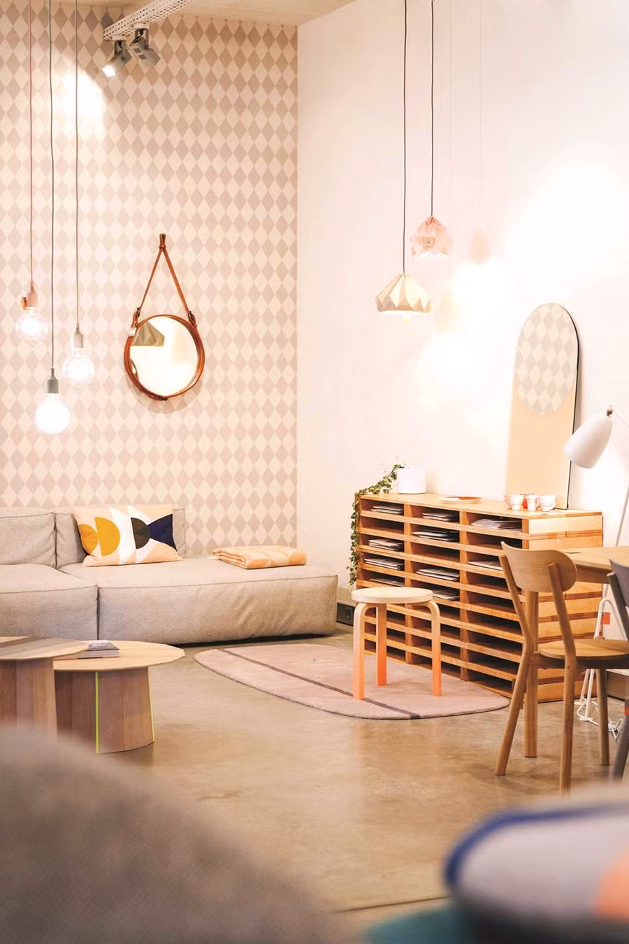 1. Phong cách Bắc Âu Scandinavian Đơn giản, tiện nghi và đẹp mắt, phong cách Scandinavian luôn mang đến sự ấm áp với những vật dụng thủ công tinh tế. Việc sử dụng ánh sáng rất quan trọng bên cạnh việc lựa chọn những gam màu trầm cơ bản và tối giản các chi tiết trang trí. Năm nay, xu hướng thiết kế này được thể hiện qua tông màu nhẹ nhàng (pastel) với chất liệu gỗ sáng màu và có sự hòa trộn các họa tiết hình học, trang trí màu ánh kim.