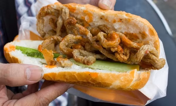 Chả cá Sài Gòn hay được kẹp cùng bánh mỳ. Chả cá Sài Gòn hay được kẹp cùng bánh mỳ.