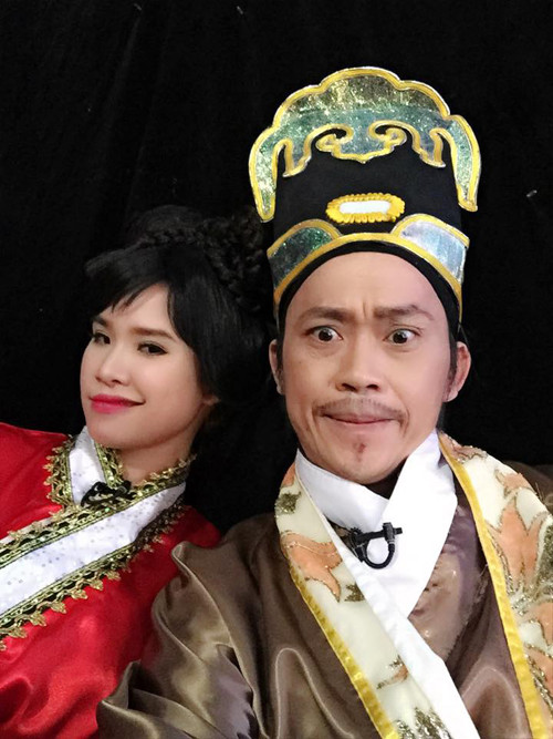 Hoài Linh chụp hình ngộ nghĩnh với Khởi My cùng chú thích hài hước, "Tết nhất tới nơi rồi, kêu làm mứt ăn Tết mà nó không biết làm, biểu học thì không học. Haiz, con gái ngỗ nghịch. Khởi My ơi là Khởi My".