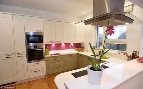 Ngôi nhà 2 tầng gồm 4 phòng ngủ được lắp đặt các thiết bị tiết kiệm điện. Tổng giá thành xây dựng ngôi nhà hết gần 16 tỷ đồng, tương tự với giá thành những ngôi nhà 4 phòng ngủ khác ở Anh.