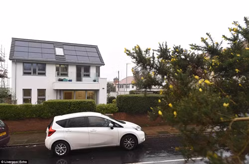 Tuy nhiên sau đó, hai vợ chồng ông chỉ tốn gần 500.000 đồng mỗi năm để chi trả cho việc chiếu sáng, nước nóng, sưởi ấm, nấu nướng.