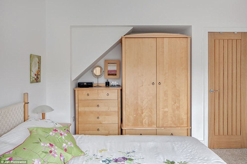 Góc nào của căn nhà cũng được trang bị nội thất thanh lịch và hợp thời.