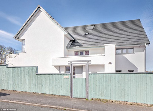 Ngôi nhà được thiết kế để duy trì nhiệt độ ổn định quanh năm bằng cách sử dụng bê tông cách nhiệt và một máy bơm nhiệt hi-tech điều hòa không khí bên ngoài và sử dụng nó để làm ấm ngôi nhà.