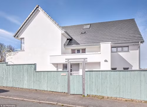 Ngôi nhà được thiết kế để duy trì nhiệt độ ổn định quanh năm bằng cách sử dụng bê tông cách nhiệt và một máy bơm nhiệt hi-tech điều hòa không khí bên ngoài và sử dụng nó để làm ấm ngôi nhà.