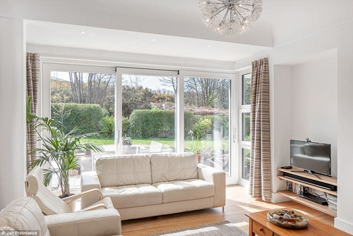 Các phòng trong nhà đều tận dụng tối đa nguồn sáng tự nhiên do có khuôn viên thoáng đãng bao quanh.