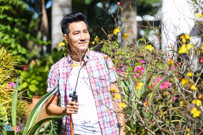 Những ngày cận Tết Bính Thân, Nguyễn Phi Hùng dành thời gian để chăm sóc khu vườn. Chậu hoa mai anh mua từ nhiều năm trước trổ hoa rực rỡ để đón xuân về.