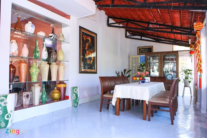 Một khoảng tường phòng ăn là nơi bày trí nhiều bình gốm, đây cũng là một trong những sở thích sưu tập của nam chủ nhân.