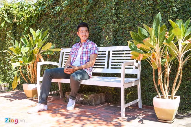 Nhà vườn của giọng ca Nhớ gấp nhiều lần hơn có diện tích khá rộng, được anh mua vào năm 2006. Tuy nhiên, do xa với thành phố và không mấy thuận tiện cho việc đi lại nên nam ca sĩ chỉ đến nghỉ ngơi cuối tuần, lễ Tết. Anh sống chủ yếu ở căn hộ tọa lạc tại quận 10, TP HCM.