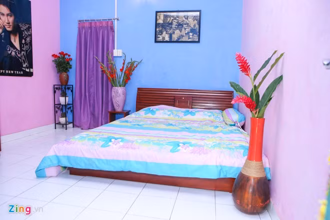 Phòng ngủ của nam diễn viên Chiếc giường ngăn đôi gọn gàng, ngăn nắp, tường sơn màu trẻ trung và không thiếu những chiếc bình hoa sắc màu.