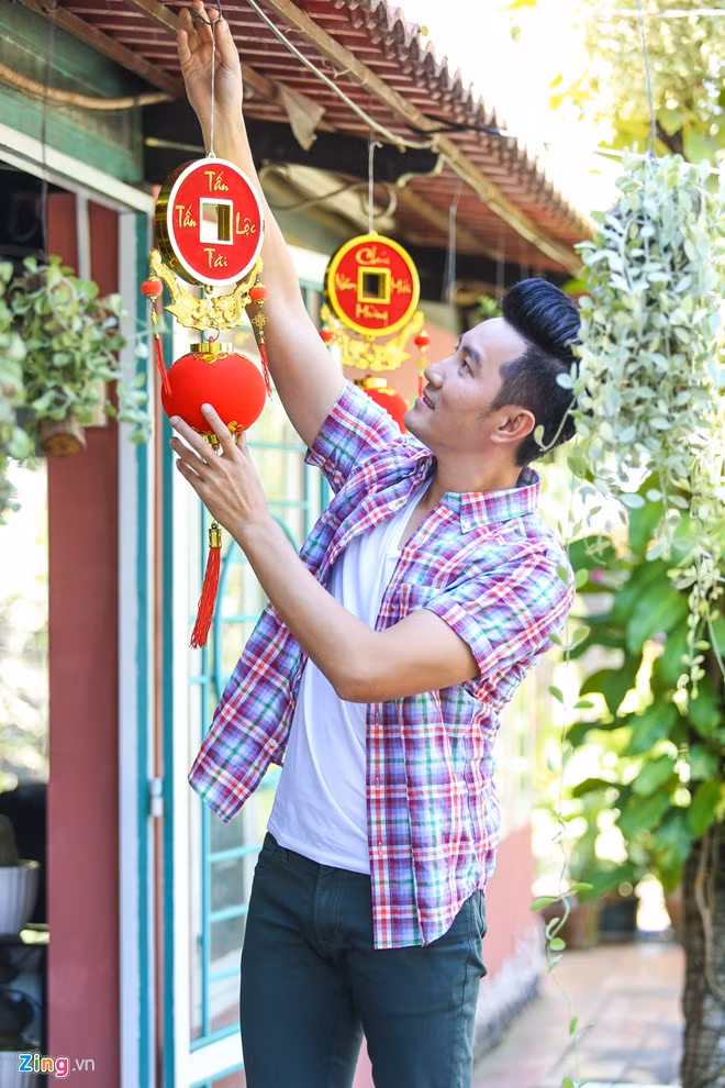 Nguyễn Phi Hùng cho biết, do bận rộn với lịch diễn Tết nên hàng năm, anh về thăm gia đình tại Hà Nội vào mồng 6, khi công việc đã hoàn thành. Sau chuyến thăm nhà tại Củ Chi, Nguyễn Phi Hùng trở lại TP HCM để chạy show diễn tỉnh. Tết Bính Thân, anh sẽ cùng ê-kíp làm bữa tiệc nhỏ đón năm mới tại căn hộ ở quận 10, TP HCM.