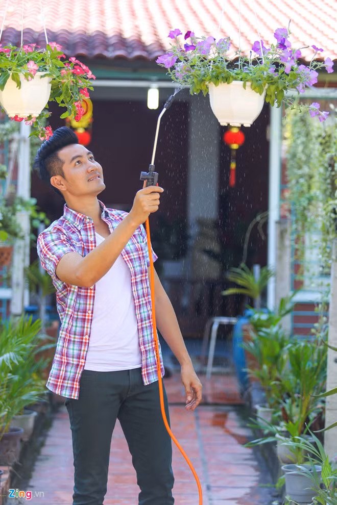 Có sở thích chăm sóc vườn tược nên Nguyễn Phi Hùng tranh thủ thời gian tưới cây, tỉa cành, nhổ cỏ, bón phân... Anh cho biết, dù không về thăm nhà thường xuyên nhưng vẫn thuê người trông coi, đảm bảo khu vườn luôn tươi tốt.