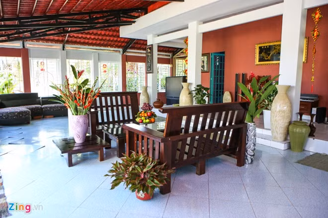 Bên trong căn nhà được bày trí nhiều lọ hoa lớn, những bó hoa tươi được đặt ở phòng khách tạo không khí gần gũi, nhẹ nhàng.