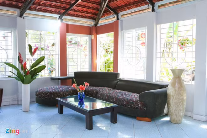 Một góc khác của phòng khách là nơi để chủ nhân gặp gỡ khách khứa, bạn bè. Những chiếc bình lớn được đặt cạnh bộ ghế salon tạo không gian sinh động.