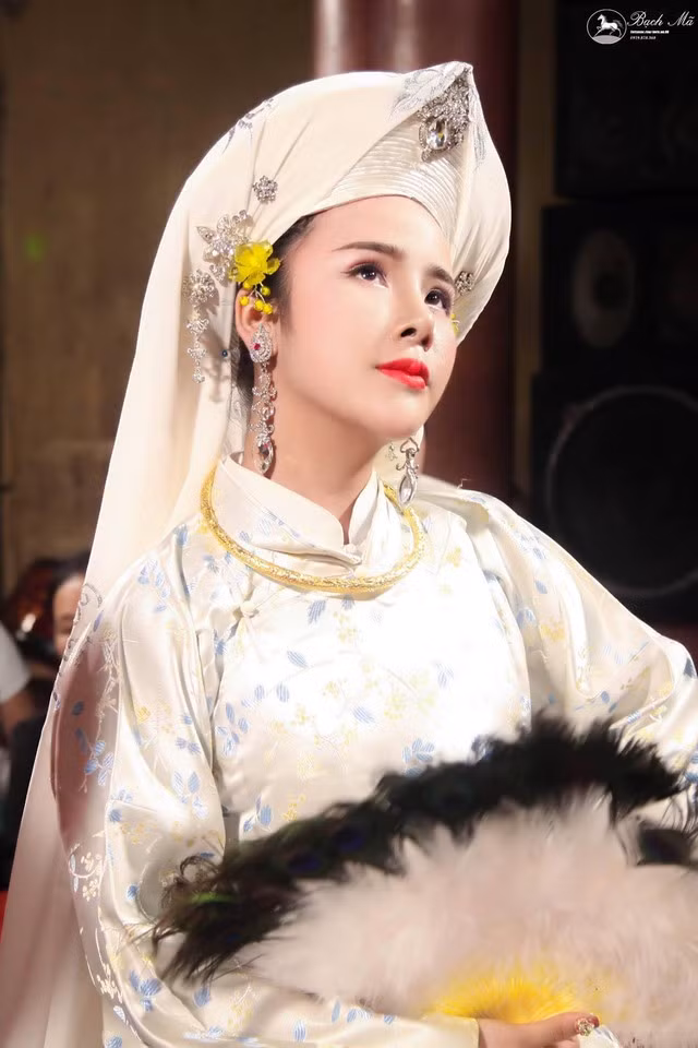 6. Tạ Mai Anh (1994) Tạ Mai Anh quê ở Nam Định, cô từng là sinh viên đại học FPT nhưng đã nghỉ học khi mới học xong năm nhất vì nhận thấy mình không hợp với ngành học này. Sau 1 năm nghỉ học, Mai Anh khăn gói lên Hà Nội lập nghiệp với 70 nghìn đồng trong túi, số tiền thậm chí còn không đủ cho chi phí đi lại. Cô gái phải làm nhiều công việc vất vả như bóc tỏi thuê, phát tờ rơi, đến làm thuê cho các cửa hàng... Mai Anh mới chỉ theo hầu đồng trong một thời gian ngắn, nhưng vẻ xinh đẹp và uyển chuyển của cô mỗi khi làm việc khiến nhiều người không khỏi xuýt xoa thích thú.