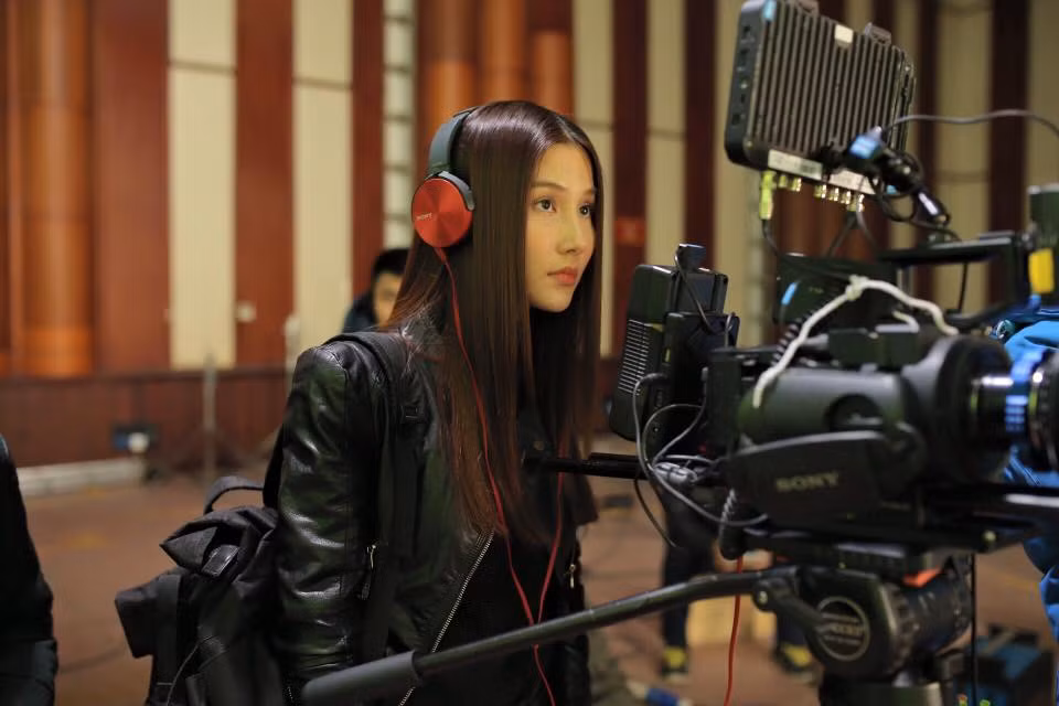 Diễm My "Giờ này bé vẫn miệt mài ngoài phim trường, buồn ngủ quá. Cả nhà động viên tinh thần cho My nhé".