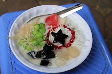 Chè Thái Hà Nội được đựng trong bát.