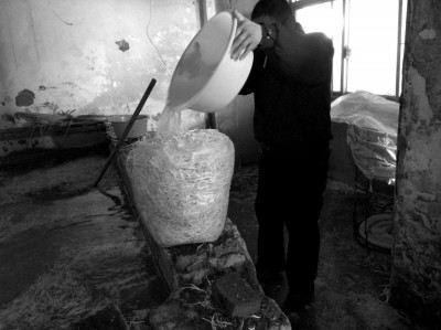 Khi phun cho rau quả chúng sẽ tạo thành hợp chất Perexit rất độc hại cho người sử dụng vì nó không có mùi, không vị nên rất khó phát hiện. Ngoài ra các hợp chất của thuốc BVTV này còn chứa phospho (hợp chất lân hữu cơ) rất độc hại với hệ thần kinh và cơ quan nội tạng của động vật và con người.