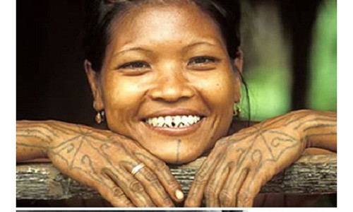 'Rùng rợn' màn 'cà răng - căng tai' làm đẹp của sơn nữ Việt 'Rung ron' man 'ca rang - cang tai' lam dep cua son nu Viet