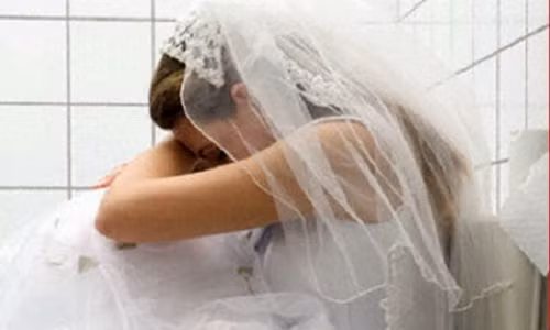 Hình xăm của chị L khiến chồng chị như chết lặng.