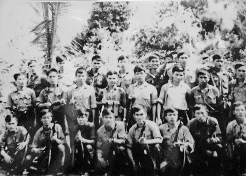 Ông Tráng (bên trái ngoài cùng hàng thứ 2) cùng đồng đội thời kỳ (sau khi vượt ngục) chiến đấu ở Nam Bộ (ảnh chụp năm 1973).