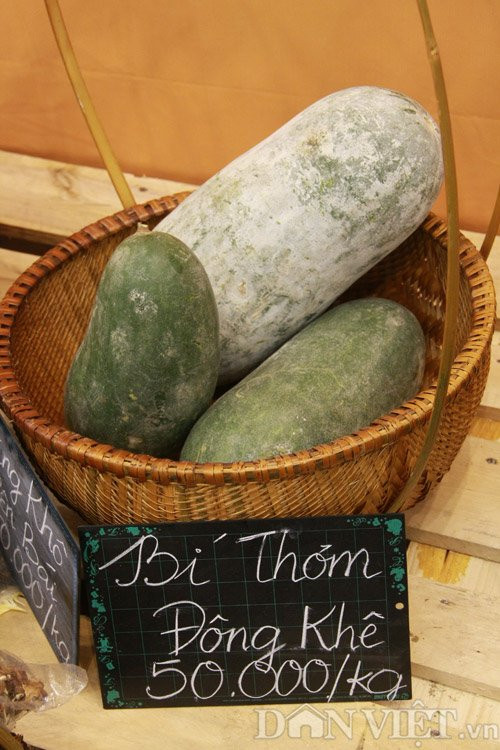 Cua Cà Mau 300.000 đồng/kg, nấm hương rừng Cao Bằng 450.000 đồng/kg, thịt trâu gác bếp 800.000 đồng/kg, bí thơm Đông Khê 50.000 đồng/kg,... Nhiều đặc sản vùng miền được bán đắt hơn hẳn so với những nơi khác nhưng vẫn được người Hà Nội ưa chuộng.