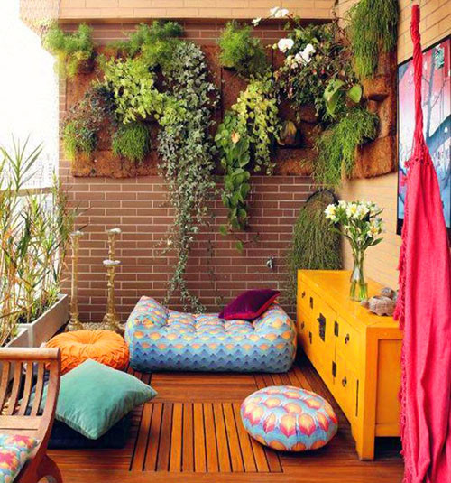 Tô điểm cho bức tường ban công. Tường ban công thường để trống, bạn hãy tận dụng để tạo nên góc vườn đứng nơi ban công. Có thể treo những chậu cây nhỏ và tạo dàn leo để cây xanh, hoa lá dễ phát triển. Chỉ một thời gian ngắn, bạn đã có ngay góc ban công đẹp và vô cùng mới mẻ đón chào xuân sang.
