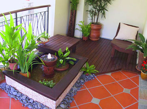 Tạo tiểu cảnh nước mini. Để làm mới không gian ban công nhỏ, bạn có thể tạo tiểu cảnh nước chảy mini. Bên cạnh cây cối tươi tốt, có nước chảy róc rách tạo cảm giác gần gũi thiên nhiên. Không chỉ làm đẹp cho không gian, tiểu cảnh nước còn giúp điều hòa khí hậu cho vườn cây cảnh, tạo độ ẩm cần thiết để cây xanh tốt.