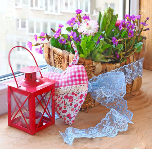 Làm điệu cho những chậu cây. Những chậu hay giỏ trồng cây đã phai màu bởi sương gió của tác động thời tiết ngoài trời. Thay vì mua mới toàn bộ chậu trồng cây bạn hãy lên ý tưởng tự ‘tô son điểm phấn’ cho chúng. Mất một chút thời gian nhưng thành quả sẽ khiến bạn không thất vọng khi sở hữu những chậu cây độc đáo, mang phong cách riêng chỉ ban công nhà bạn mới có. Có thể sơn lại, vẽ những hình ảnh sinh động hay đơn giản là thắt nơ xinh xắn cho chậu, giỏ trồng hoa nhà mình.