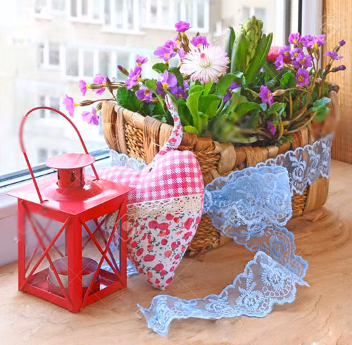 Làm điệu cho những chậu cây. Những chậu hay giỏ trồng cây đã phai màu bởi sương gió của tác động thời tiết ngoài trời. Thay vì mua mới toàn bộ chậu trồng cây bạn hãy lên ý tưởng tự ‘tô son điểm phấn’ cho chúng. Mất một chút thời gian nhưng thành quả sẽ khiến bạn không thất vọng khi sở hữu những chậu cây độc đáo, mang phong cách riêng chỉ ban công nhà bạn mới có. Có thể sơn lại, vẽ những hình ảnh sinh động hay đơn giản là thắt nơ xinh xắn cho chậu, giỏ trồng hoa nhà mình.