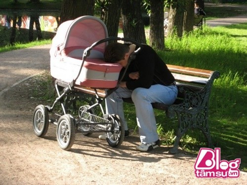 Đi dạo cùng con nhân dịp một ngày thời tiết đẹp, tuy nhiên ngủ vẫn là trên hết!