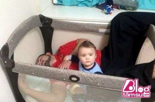 Có vẻ như cậu bé đang trông bố???