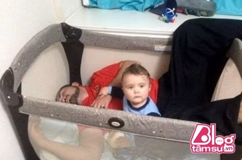 Có vẻ như cậu bé đang trông bố???